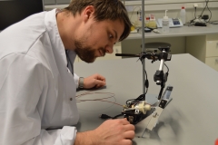 Max adjusting the position of a volumetric microsampling device for Sponge Spray ionisation